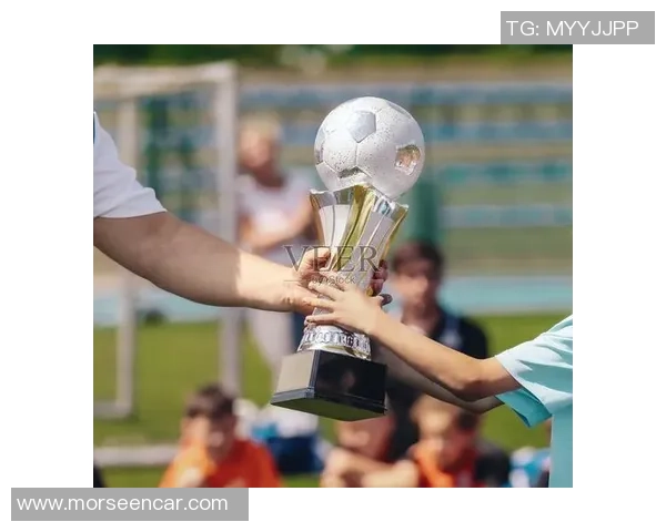 足球明星奖杯的荣耀与意义探讨及其对球员职业生涯的影响分析